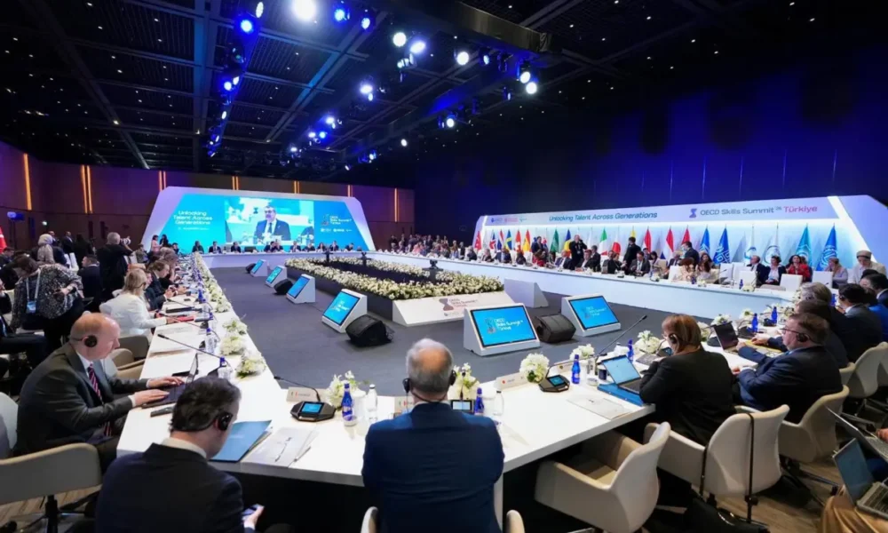 Bakan Tekin, OECD Beceriler Zirvesine Başkanlık Etti