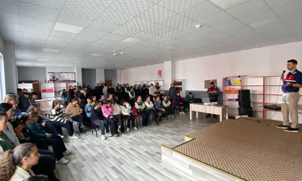 Kars jandarmasından öğrenci ve öğretmenlere siber güvenlik eğitimi