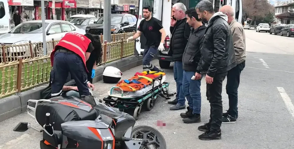 Kavşakta can pazarı: Motosiklet sürücüsü başından yaralandı