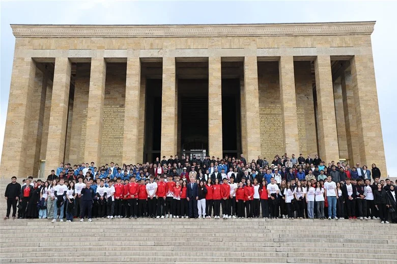 Bakan Bak sporcularla birlikte Anıtkabir'i ziyaret etti
