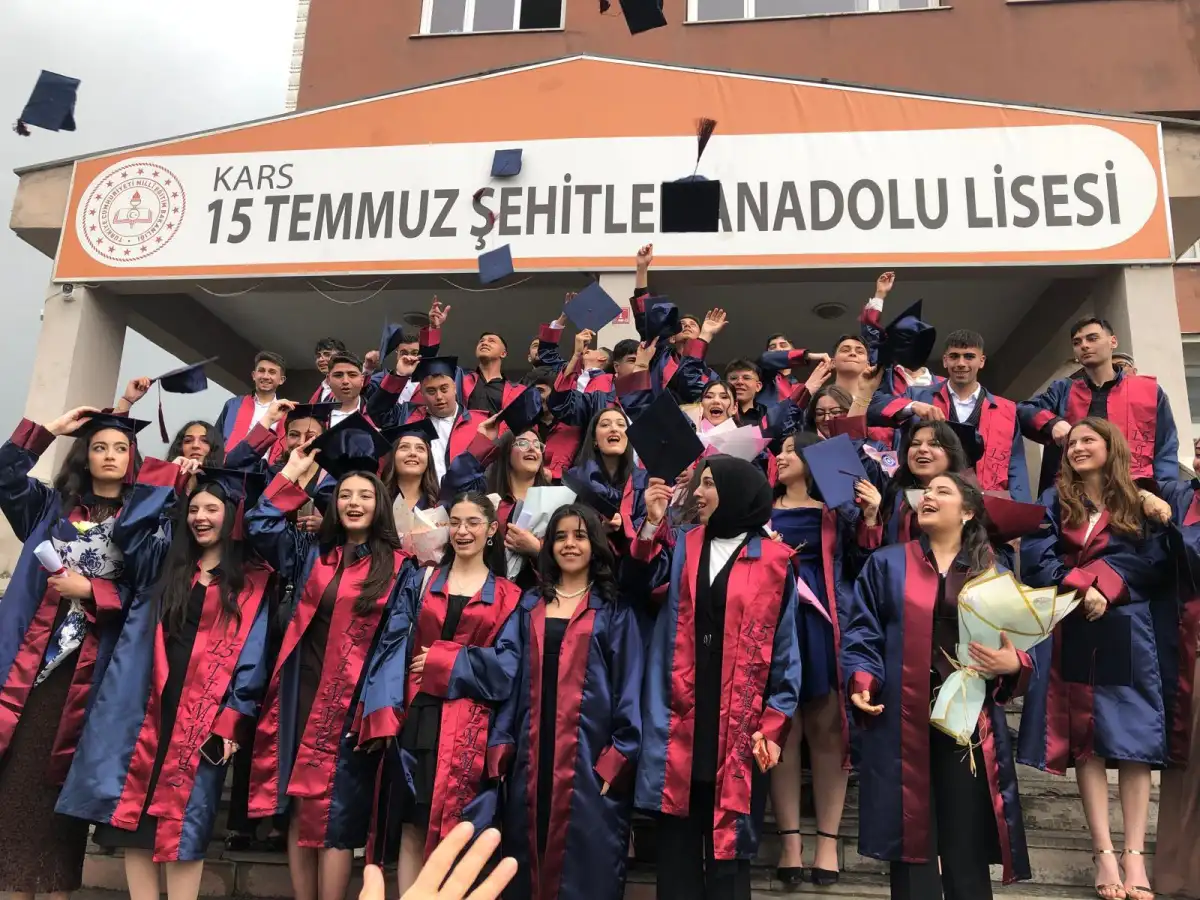 Kars’ta 2025-2026 eğitim ve öğretim yılı mezuniyet heyecanı yaşanıyor