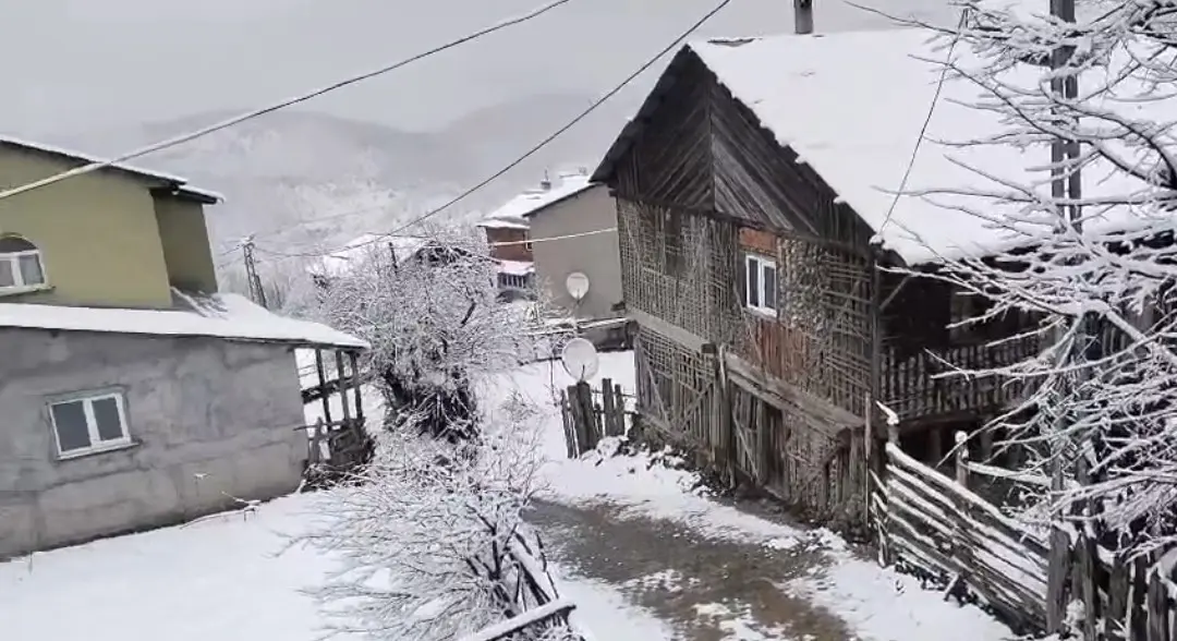 Sivas’ta bahar yerini kara bıraktı, köyler beyaza büründü