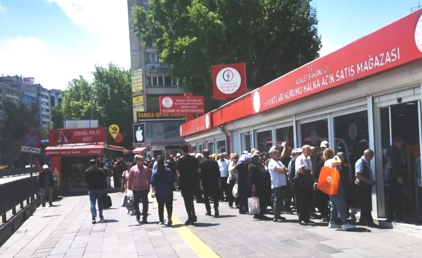 Ankara'da 10 TL'ye satılan ucuz yumurta için yüzlerce vatandaş Sıhhiye'de kuyruğa girdi