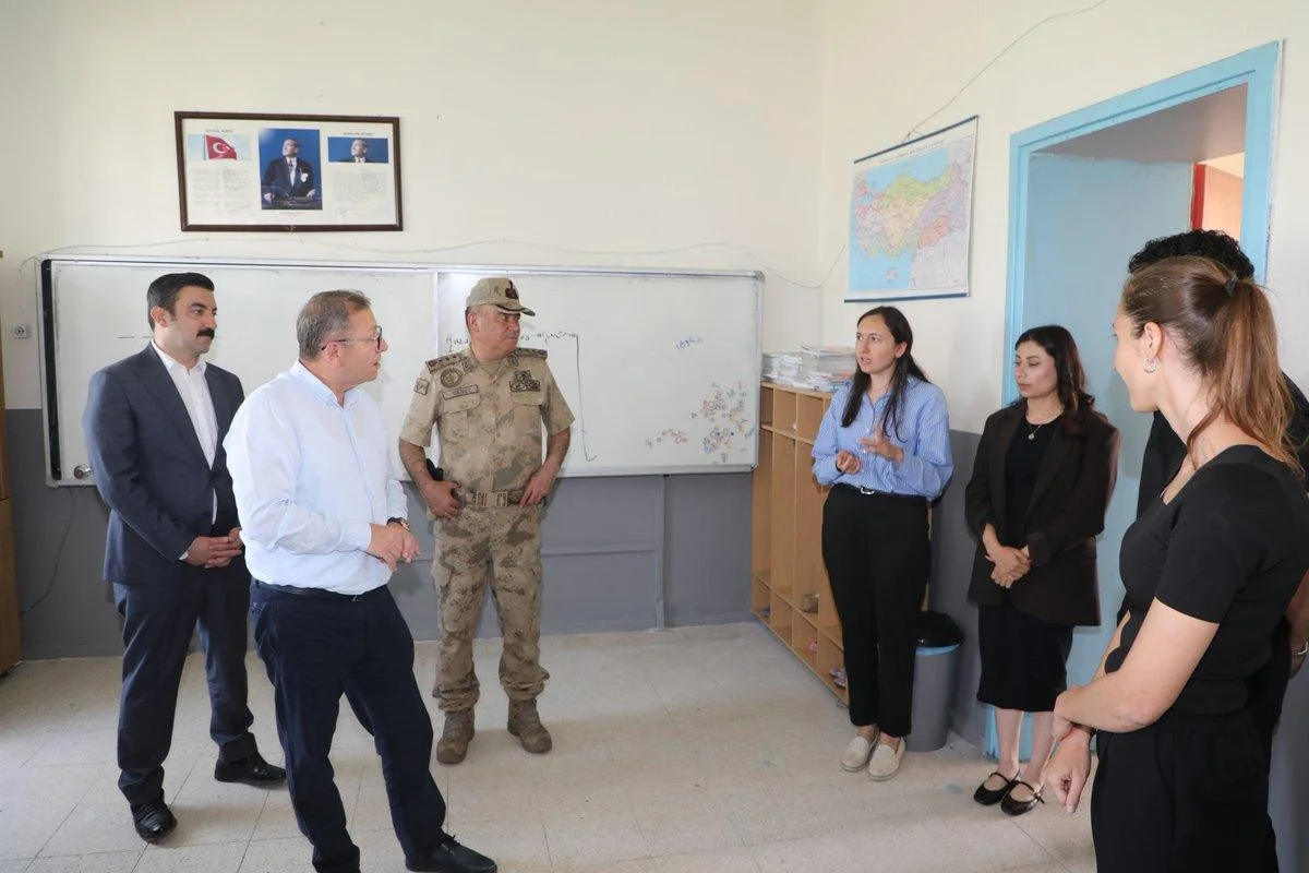 Vali Ziya Polat'tan Arpaçay'da okul ziyareti